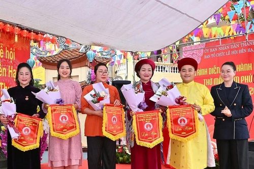 Trình diễn thực hành nghi lễ tín ngưỡng thờ Mẫu Tam phủ của người Việt