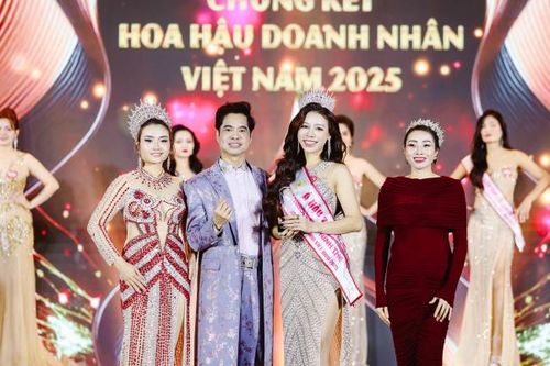 Nhan sắc ngọt ngào của Á hậu Bùi Huyền