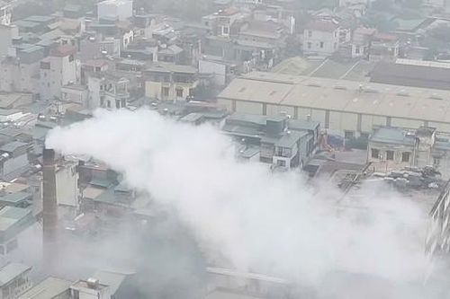 Hà Nội: Nhà máy dệt công nghiệp xả khói, gây ô nhiễm giữa khu dân cư
