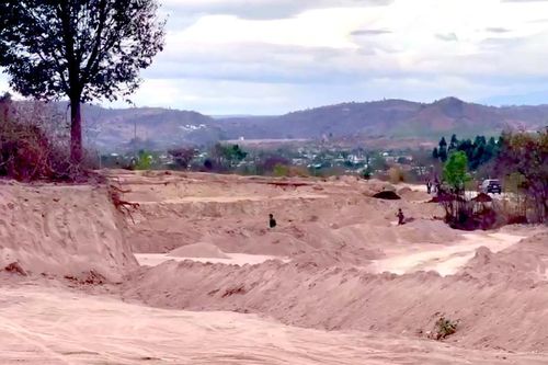 Cả quả đồi bị khai thác đất trái phép, cách trụ sở UBND xã chỉ 1km
