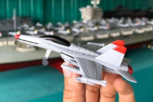 Người đàn ông không qua trường lớp tự chế tạo máy bay, tàu chiến