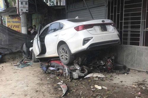 Kinh hãi cảnh ô tô mất lái, tông nát 7 xe máy trên quốc lộ