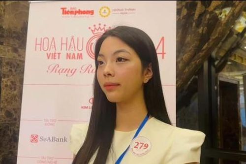 Thí sinh Hoa hậu Việt Nam hát 'Mẹ yêu con' khiến NSND Tự Long bất ngờ