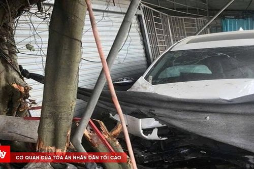 Ô tô bất ngờ lao lên vỉa hè, nhiều xe máy bị cuốn vào gầm