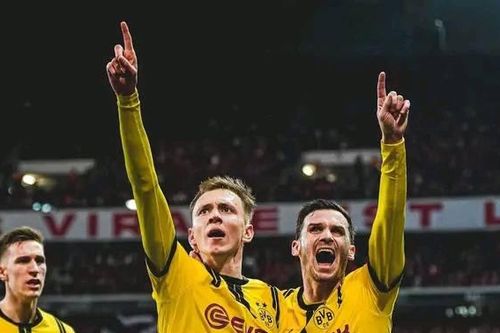 Dortmund ngược dòng vào tứ kết Champions League