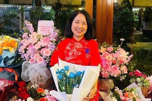 TS Nguyễn Thái Huyền nhận huân chương Cành cọ hàn lâm của Pháp