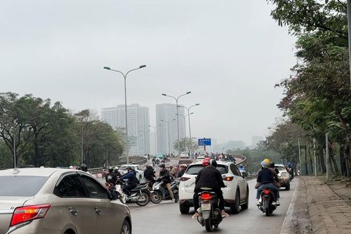 Hàng dài xe máy nối đuôi nhau đi ngược chiều ở Hà Nội