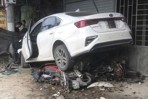 Ô tô mất lái đè nát 7 xe máy của người dân đang dự đám giỗ