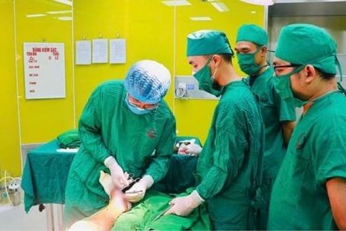 Nhiễm trùng nguy kịch sau 1 tuần tự đắp lá cây trị vết thương tại nhà