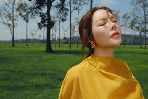 Lý Nhã Kỳ bị kiến cắn, chân sưng phồng khi chụp tại đồng lúa Nam Cát Tiên