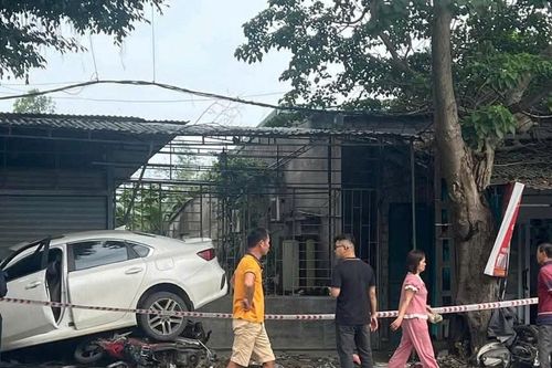 Ô tô mất lái đâm vào nhiều xe máy trên Quốc lộ 46