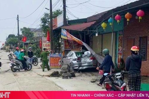 Xe con tông vào mái hiên nhà dân sau va chạm với xe đầu kéo