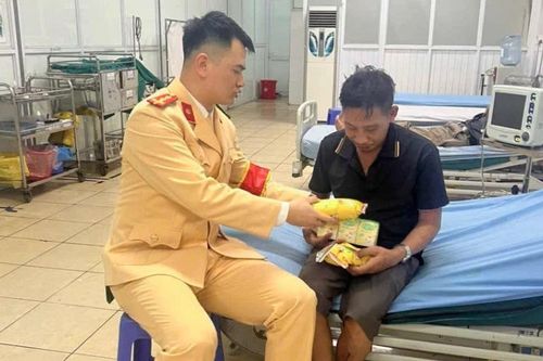 Hà Nội: Người đàn ông ngã bất tỉnh được Cảnh sát Giao thông kịp thời sơ cứu