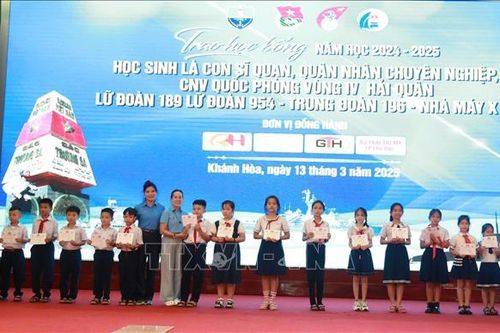 Trao tặng 290 suất học bổng Vừ A Dính cho con em gia đình quân nhân