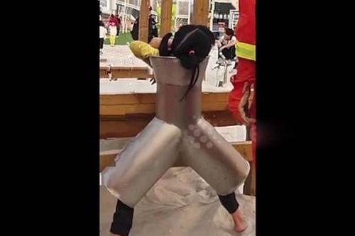 Tò mò, bé gái mắc kẹt trong máy tách cát và màn giải cứu gay cấn