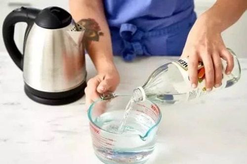 Có mùi hôi bốc ra từ cống không? Đổ một chậu nước vào đường ống, cống sẽ sạch và không còn mùi hôi