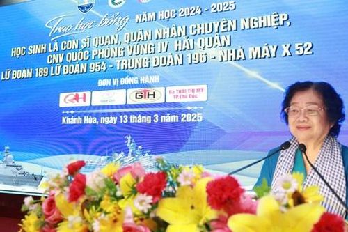 Trao 290 suất học bổng Vừ A Dính tiếp sức con em gia đình quân nhân đến trường