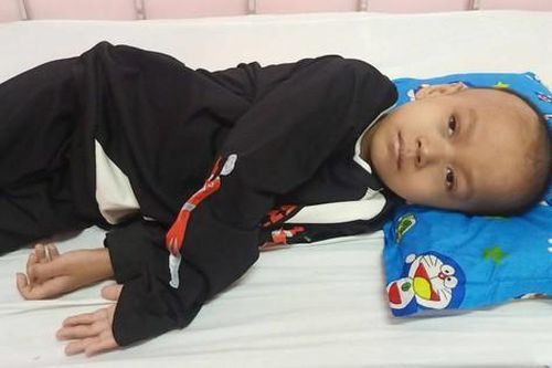 Mẹ bụng bầu vượt mặt mong níu sự sống cho con trai 5 tuổi mắc bệnh quái ác