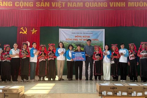 Trao nhiều phần quà ý nghĩa tại huyện Mường Nhé