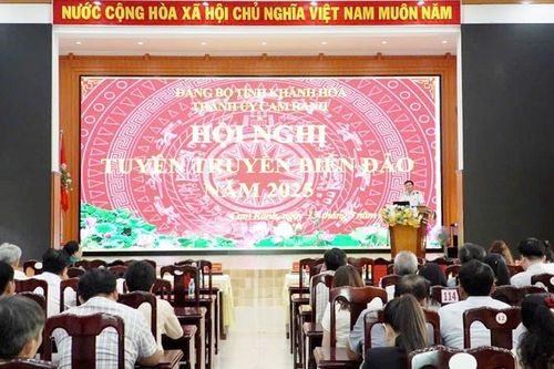 Hơn 200 cán bộ, đảng viên nghe thông tin về tình hình biển, đảo