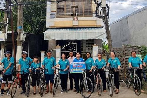 Ra mắt mô hình 'Tổ phụ nữ chạy xe đạp' tại xã Long Khánh B