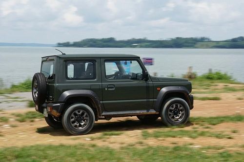 Suzuki Jimny-xe cho giới trẻ yêu xê dịch, giá chưa tới 800 triệu đồng