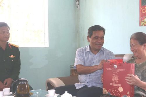 Bí thư Tỉnh ủy Hồ Văn Niên thăm, tặng quà tri ân các gia đình có công với cách mạng tại huyện Kbang