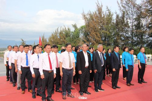 Liên đoàn Lao động tỉnh: Dâng hương, dâng hoa tại Khu tưởng niệm chiến sĩ Gạc Ma