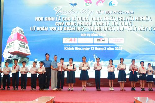 Trao học bổng trị giá 290 triệu đồng cho con các cán bộ, chiến sĩ hải quân