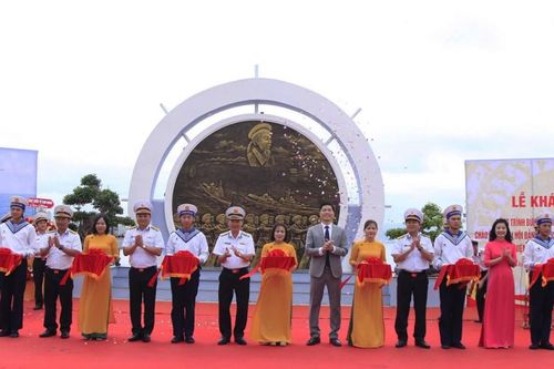Những đóa hoa chào mừng đại hội