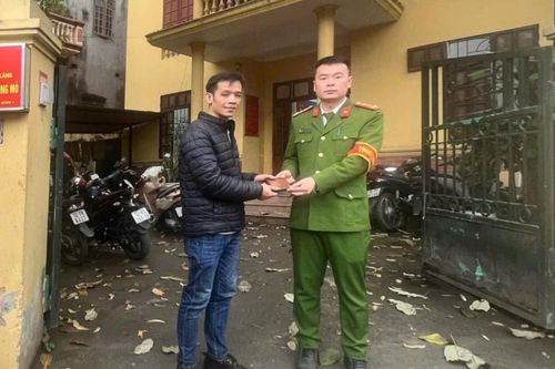 Hai học sinh nhặt được của rơi trả lại người đánh mất