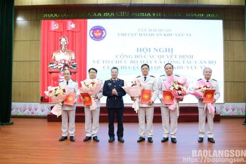 Công bố các quyết định về tổ chức bộ máy và nhân sự của Chi cục Hải quan khu vực VI