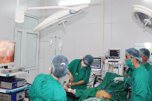 Lần đầu tiên phẫu thuật nội soi được triển khai tại Bệnh viện Đa khoa thành phố Lào Cai