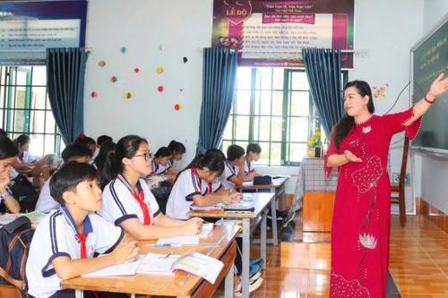 Nhà giáo ưu tú Nguyễn Thị Thu Huyền được tặng Danh hiệu Chiến sĩ thi đua toàn quốc