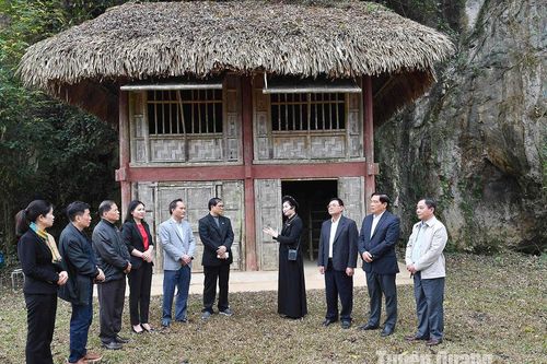 Đoàn công tác Viện Kinh tế, văn hóa về nguồn tại Tân Trào