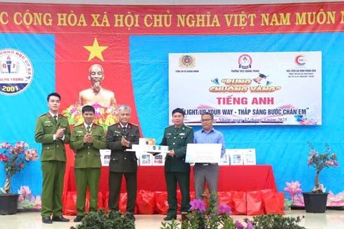 Ra mắt mô hình 'Thắp sáng bước chân em' tại huyện A Lưới