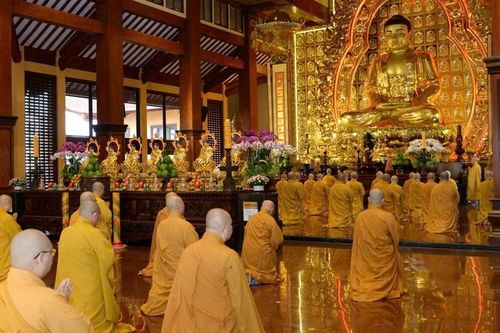 Đức Pháp chủ cùng chư Tăng thính giới trong Lễ Bố-tát tại Việt Nam Quốc Tự