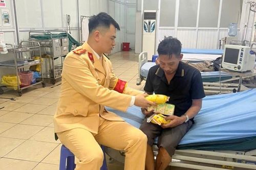 CSGT kịp thời đưa người đàn ông bất tỉnh đi cấp cứu