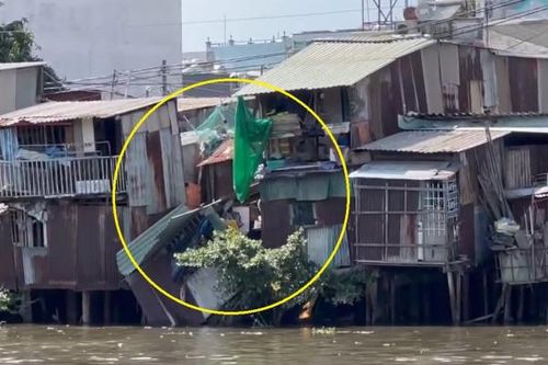 Sập nhà, người phụ nữ đang nằm võng rơi xuống kênh