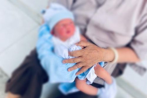 Bé trai sơ sinh bị bỏ rơi trước cổng chùa