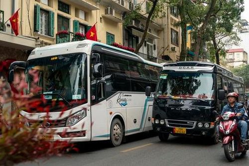 Ông Trần Sỹ Thanh yêu cầu xử lý nghiêm ô tô trên 16 chỗ vẫn nườm nượp ra vào phố cổ vào giờ cấm