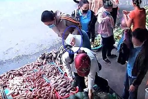 Nhóm người dàn cảnh móc trộm điện thoại của cô gái tại tiệm bán rau