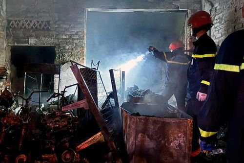 Phá cửa cuốn, cứu bà lão 70 tuổi mắc kẹt trong ngôi nhà bốc cháy