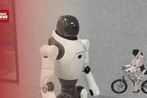 Thú vị robot hình người đi xe đạp, xâu kim