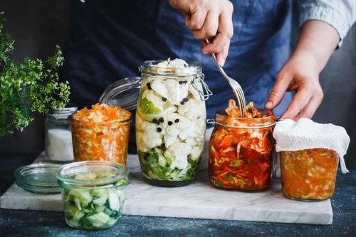 7 mẹo làm dưa muối giòn ngon, không bị váng hay khú