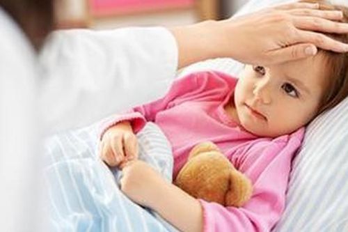 Trẻ bị sốt phát ban cần tránh những thực phẩm nào?