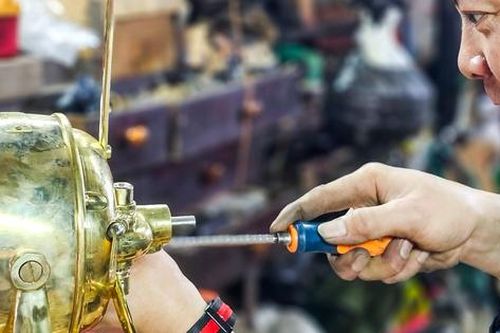 Tận mắt quan sát người thợ 'hồi sinh' những chiếc quạt cổ