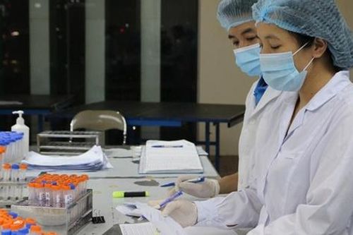 Nhiều cử tri kiến nghị tăng phụ cấp cho nhân viên y tế, Bộ trưởng Bộ Y tế thông tin gì?