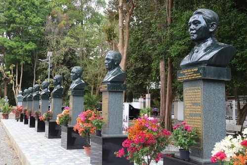 Cung thỉnh tượng Chủ tịch Hồ Chí Minh về Khu di tích quốc gia Ban Dân y Trung ương Cục miền Nam
