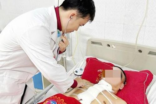 Kỳ tích cứu sống người đàn ông bị mảnh gỗ nhọn cắm thẳng vào cổ